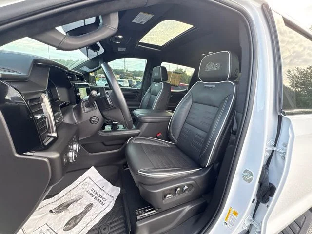 Used 2023 White GMC AT4X image 13