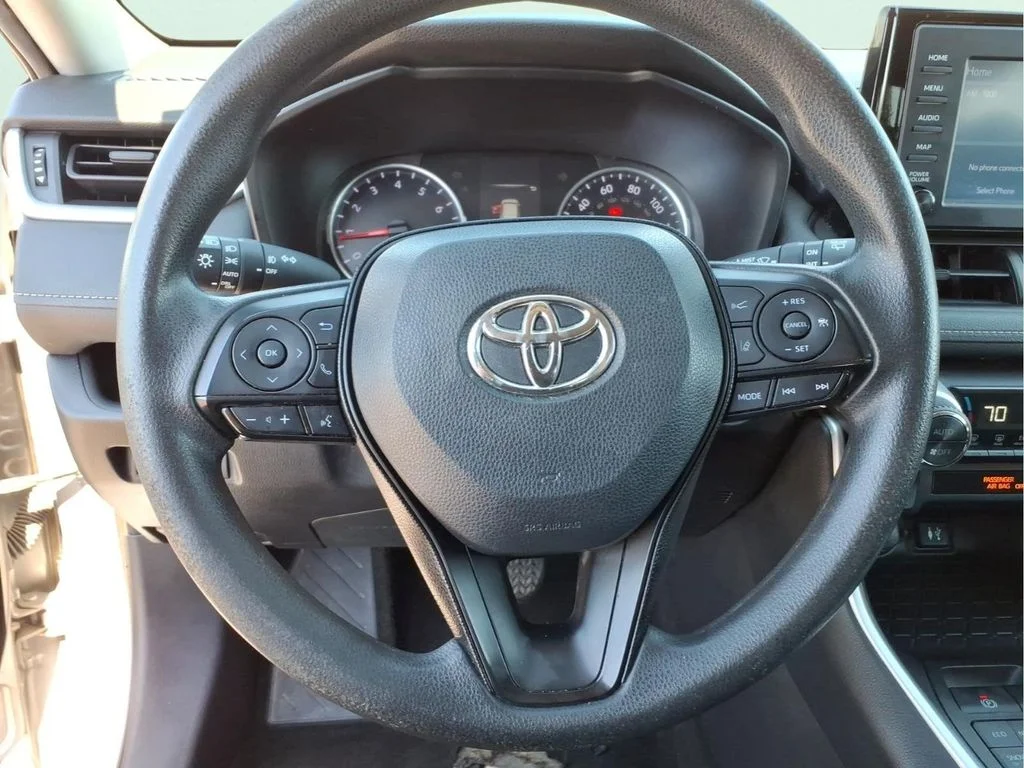 Used 2019 Silver Toyota XLE image 18