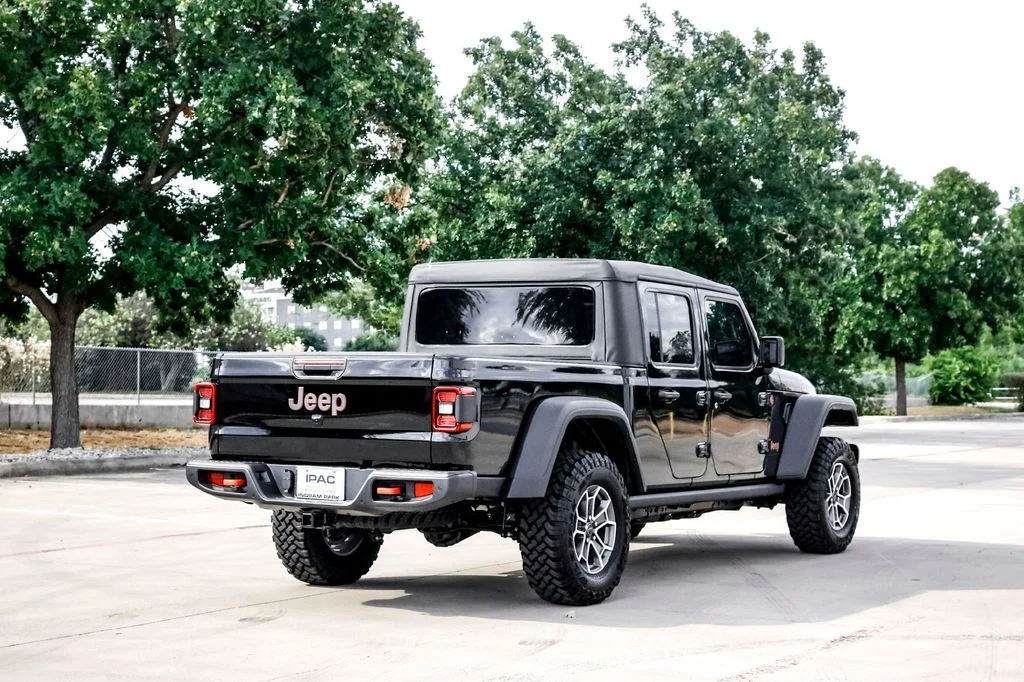 New 2025 Black Jeep Mojave image 4