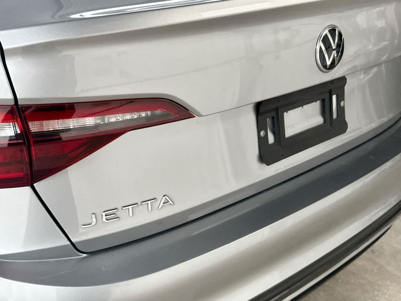 Used 2022 Pyrite Silver Metallic Volkswagen SE image 10
