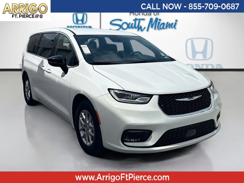 2025 Chrysler Pacifica Select's photo