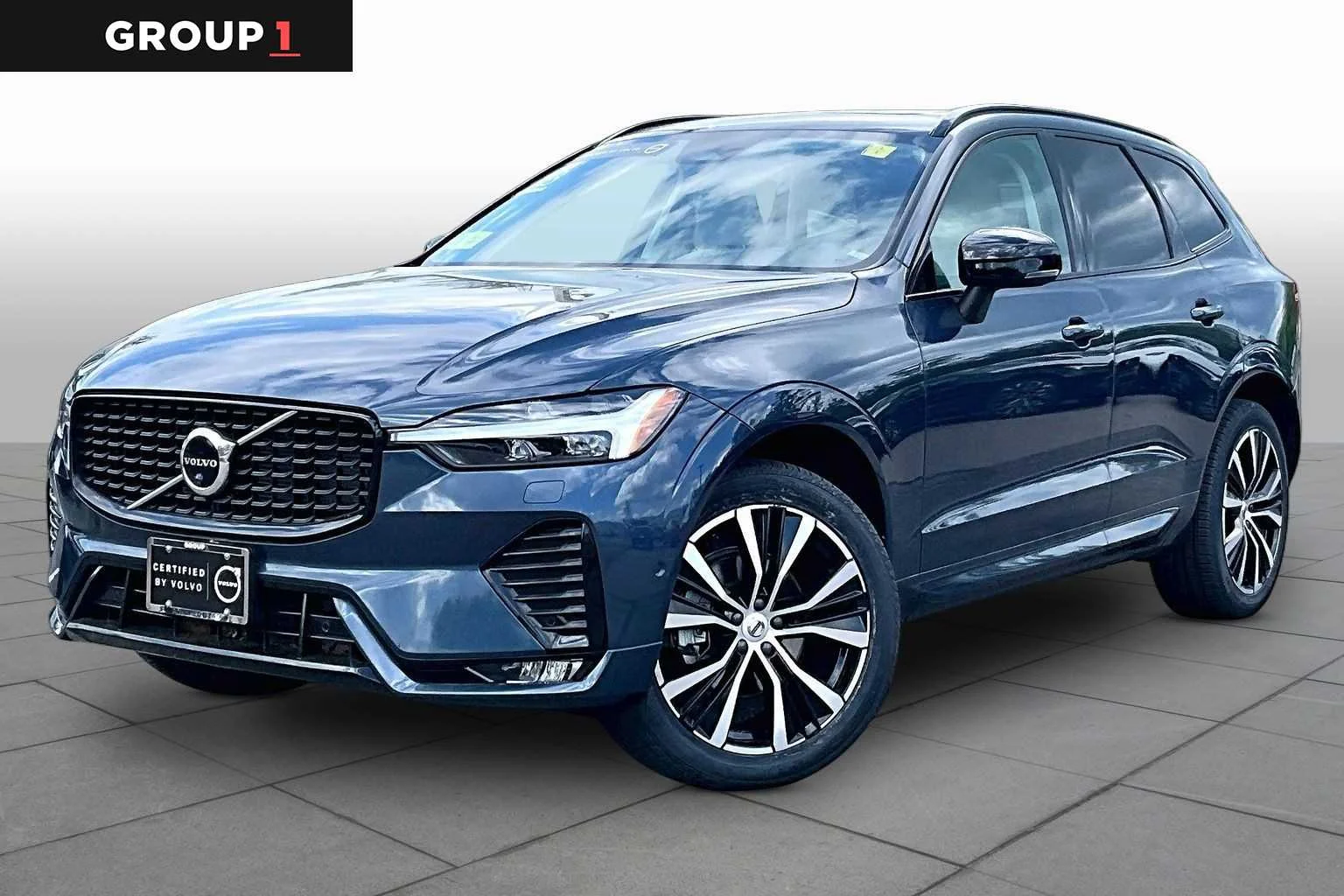 2023 Volvo XC60 B5 Plus Dark Theme AWD's photo