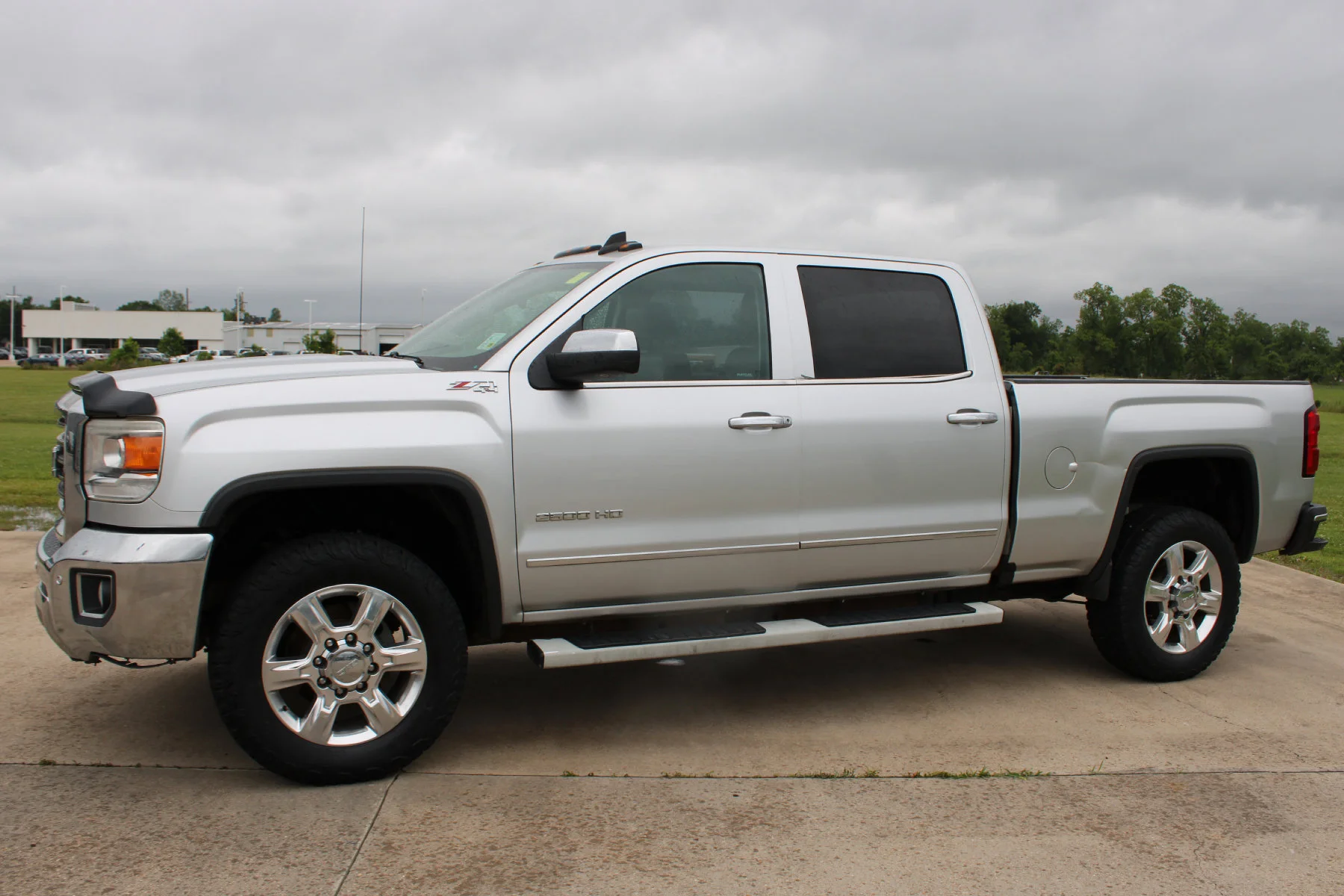 Used 2017 Quicksilver Metallic GMC 4WD Crew Cab 153.7 SLT image 36
