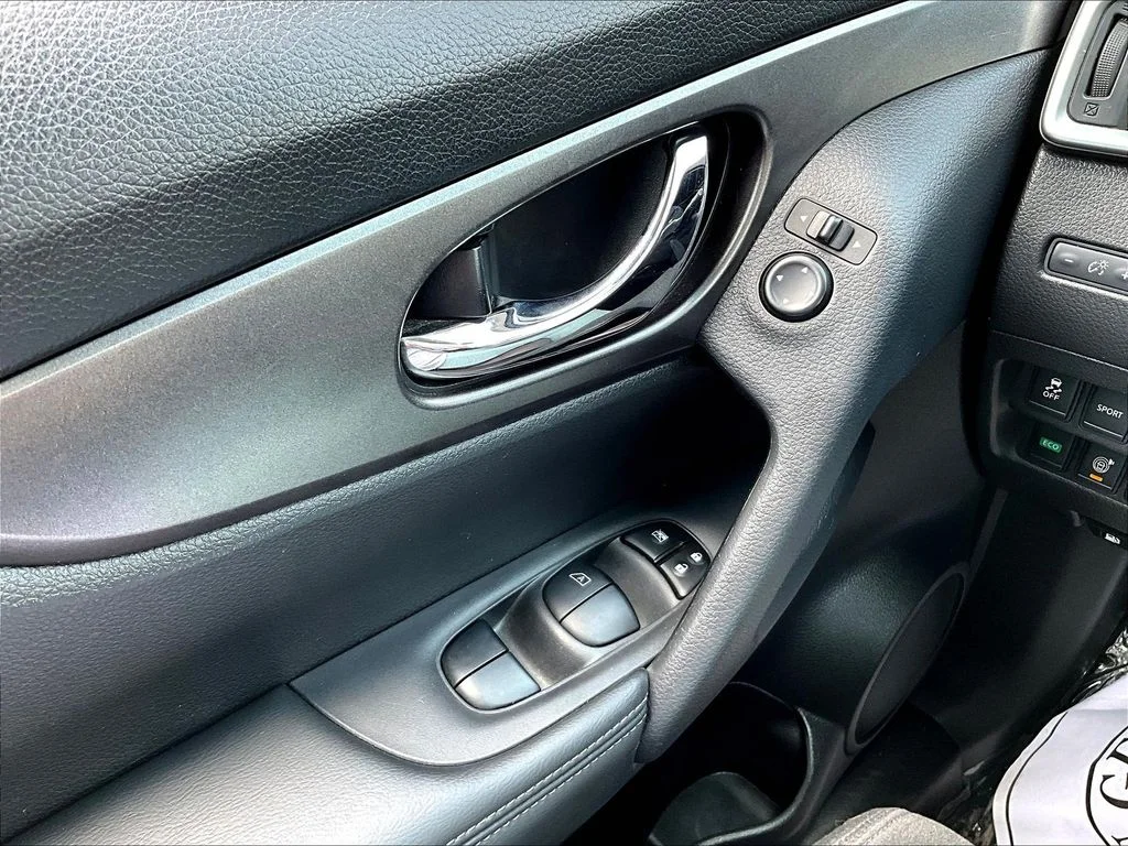 Used 2016 Brilliant Silver Nissan SV image 22