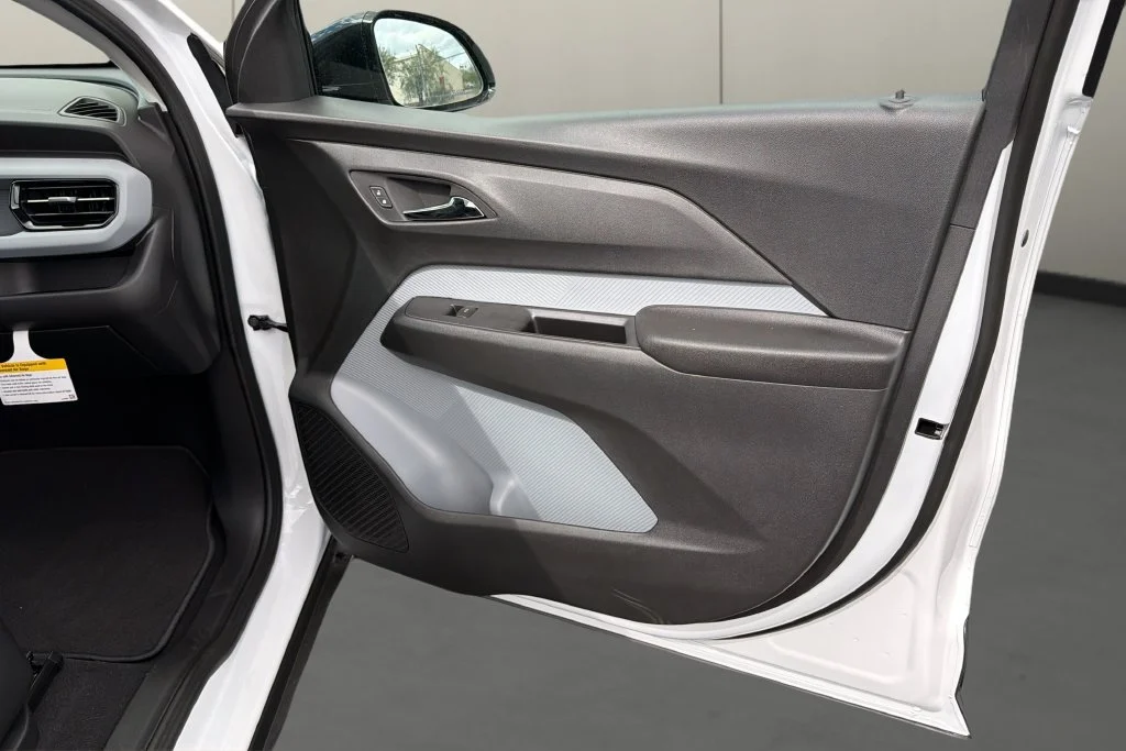 New 2027 Summit White Chevrolet LT image 16