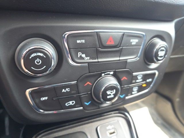 Certified Used 2019 Granite Crystal Metallic Clearcoat Jeep Altitude image 20
