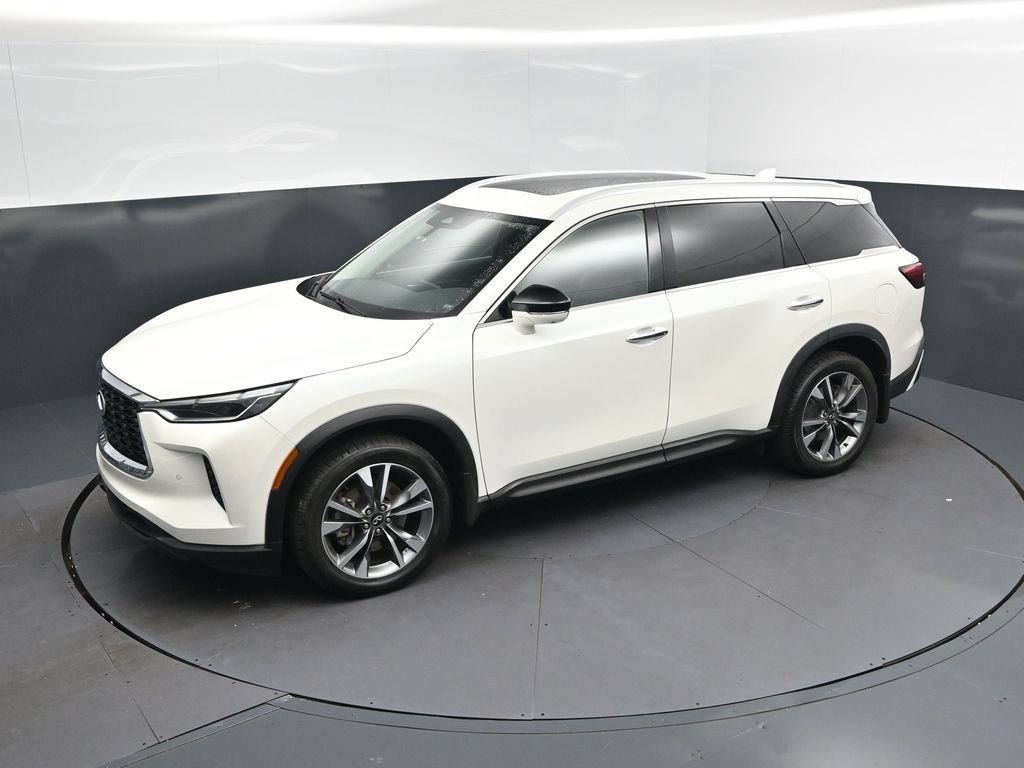 Certified Used 2023 White INFINITI LUXE image 33