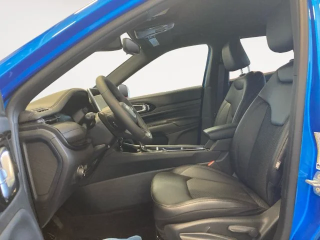 New 2026 Hydro Blue Pearl-Coat Exterior Paint Jeep Latitude image 10
