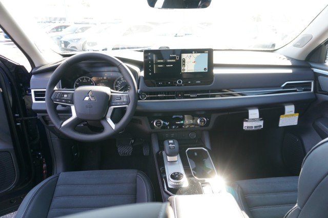 2025 Mitsubishi Outlander SE - Photo 24