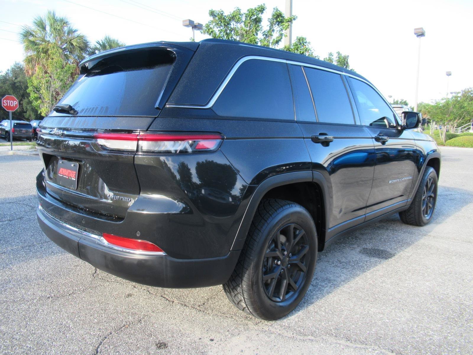 Used 2023  Jeep Limited image 7