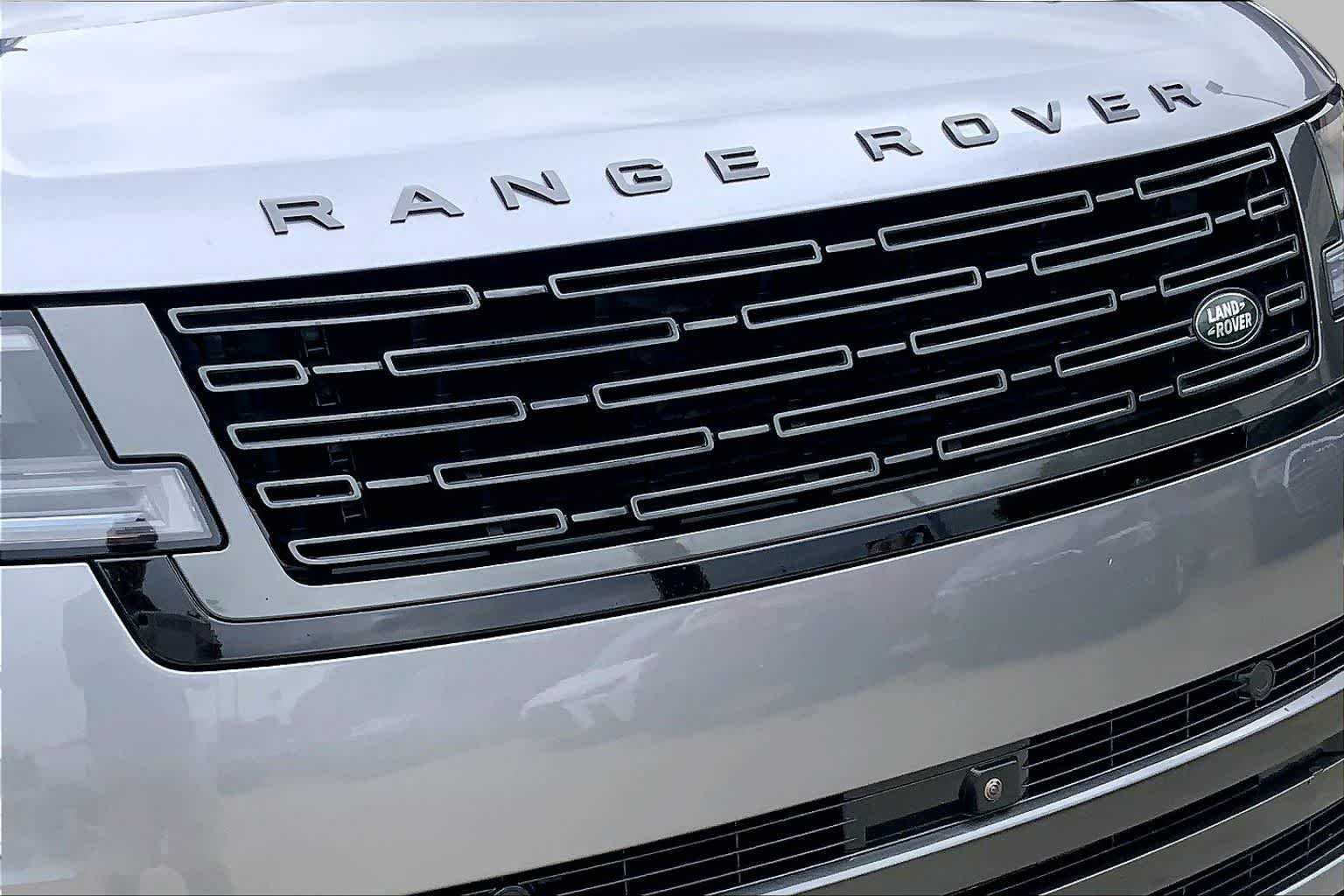 Used 2023 Eiger Grey Metallic Land Rover SE image 28