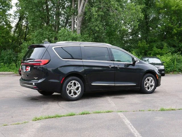 Used 2021 Brilliant Black Crystal Pearlcoat Chrysler Limited image 7