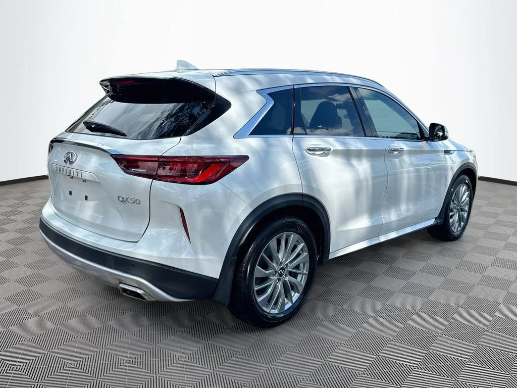 Certified Used 2023 White INFINITI LUXE image 6