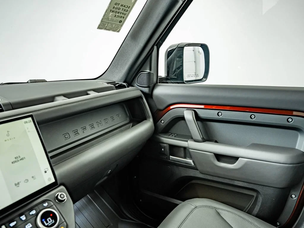 New 2026 Sedona Red Metallic Land Rover X-Dynamic SE image 29