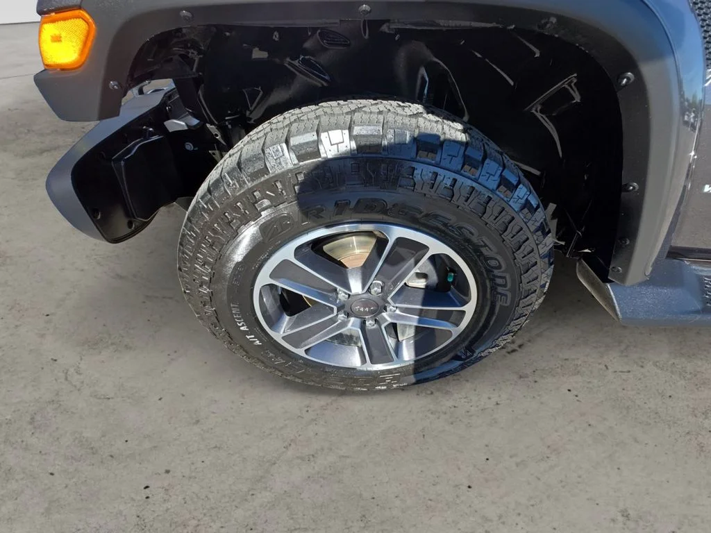 Used 2023 Gray Jeep Sahara image 9