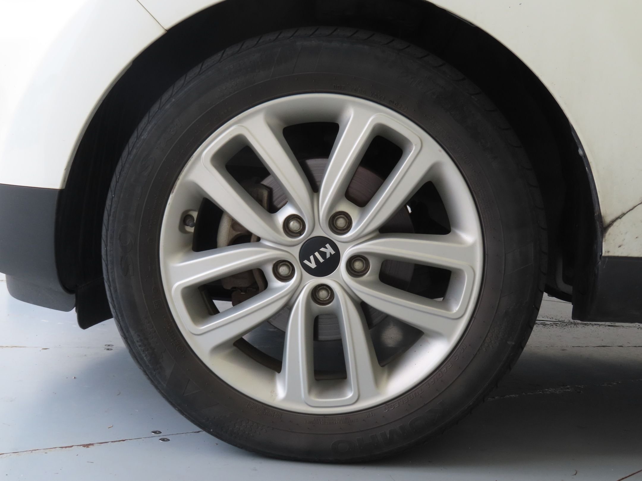 Used 2018 White Kia Plus image 25