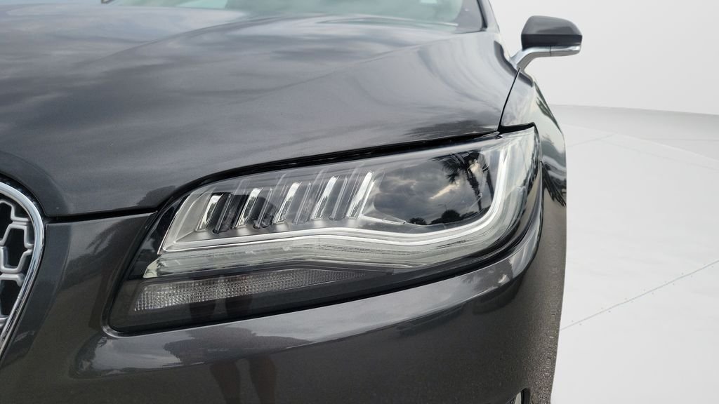 Used 2017 Gray Lincoln Reserve image 24