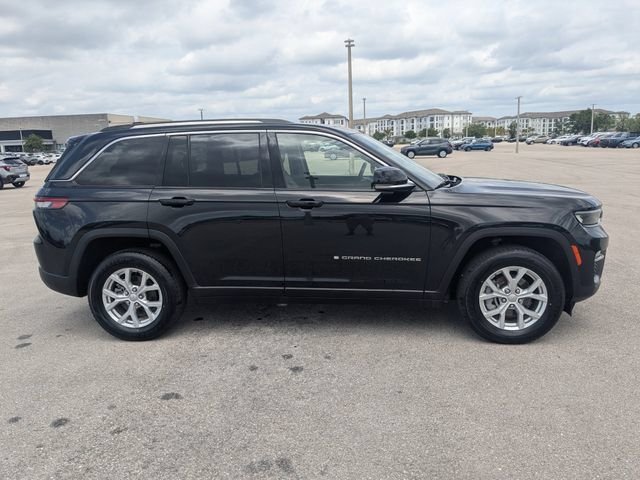 Used 2023 Diamond Black Jeep Limited image 3