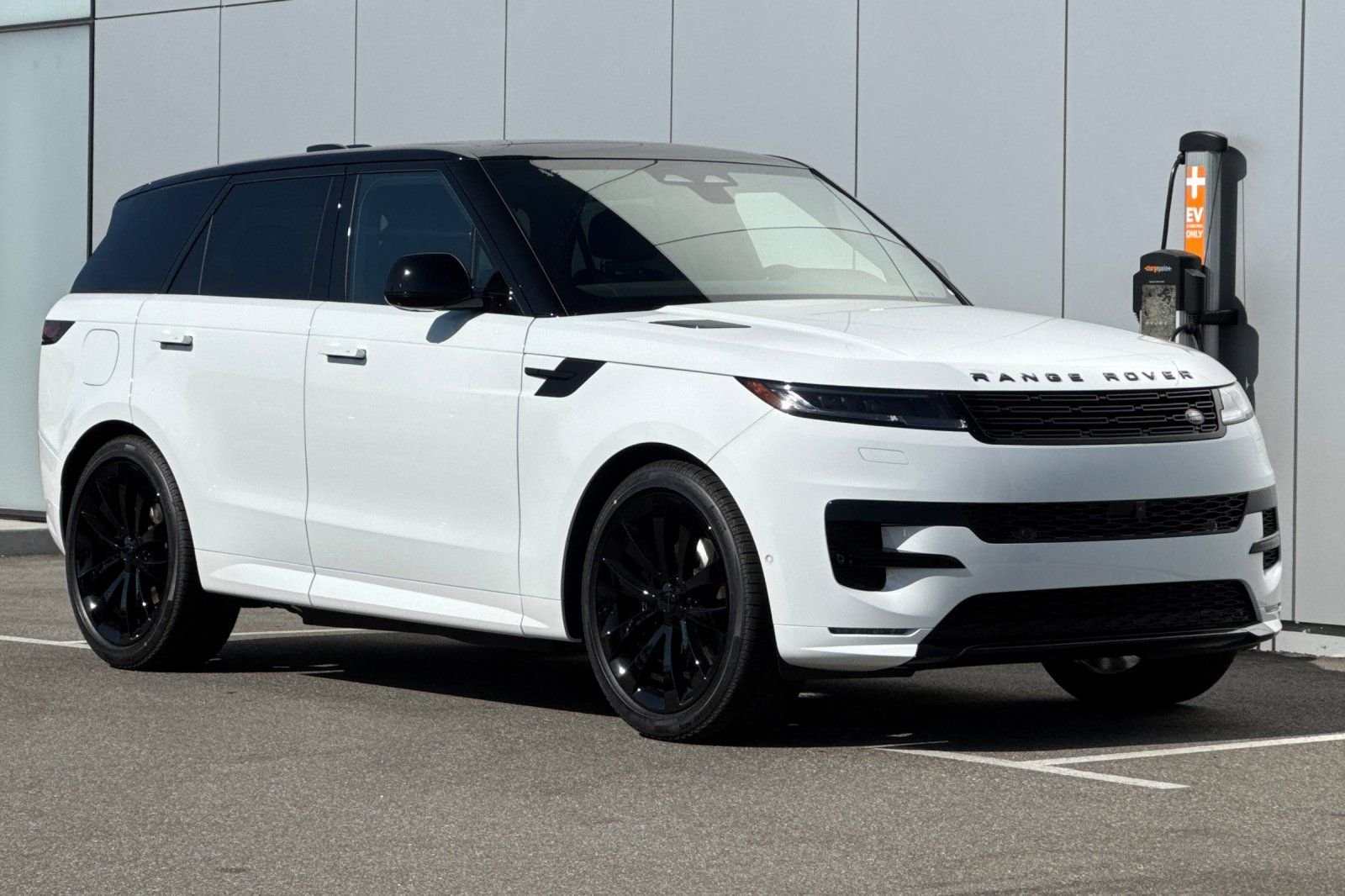 New 2026 Fuji White Land Rover Dynamic SE image 7