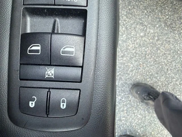 Used 2020 Granite Crystal Metallic Clearcoat Jeep Altitude image 18