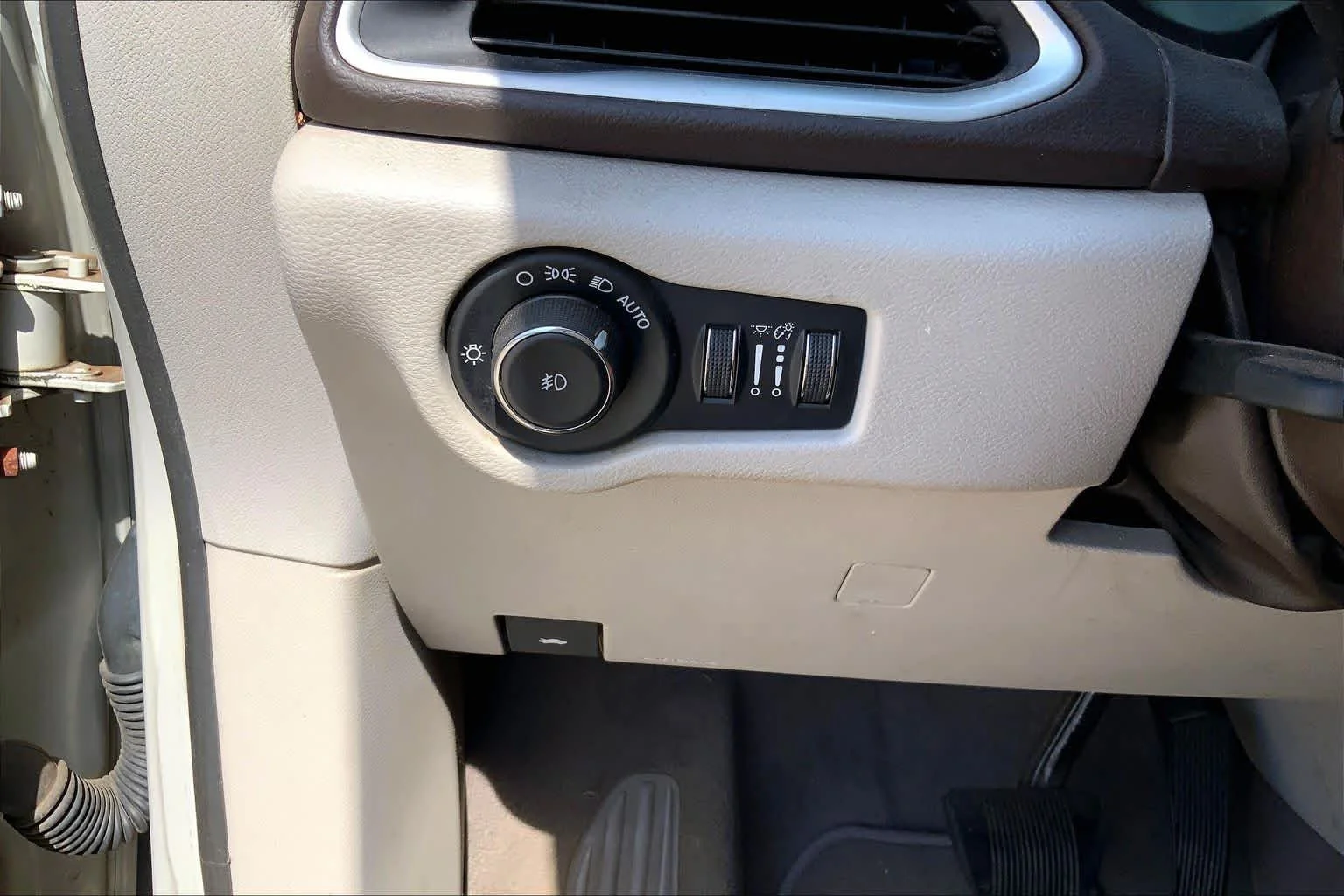 Used 2017 Tusk White Chrysler Touring-L image 30