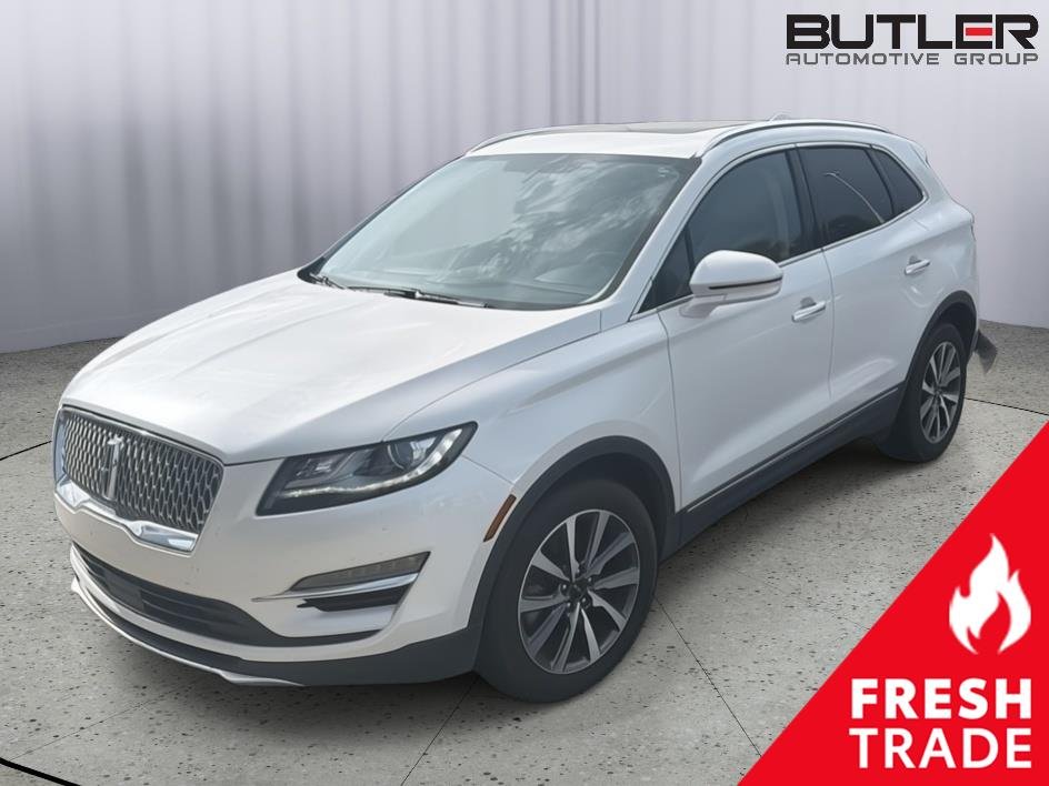 Used 2019 White (White Platinum Tri-Coat) Lincoln Reserve image 1