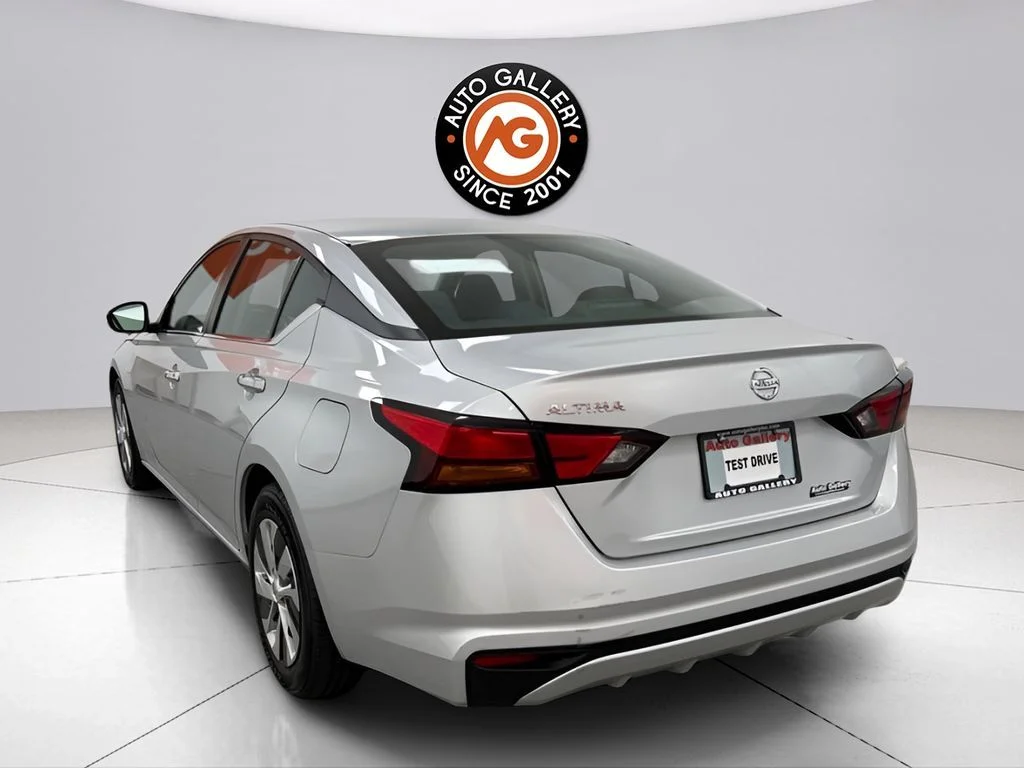 Used 2022 Silver Nissan 2.5 S image 6