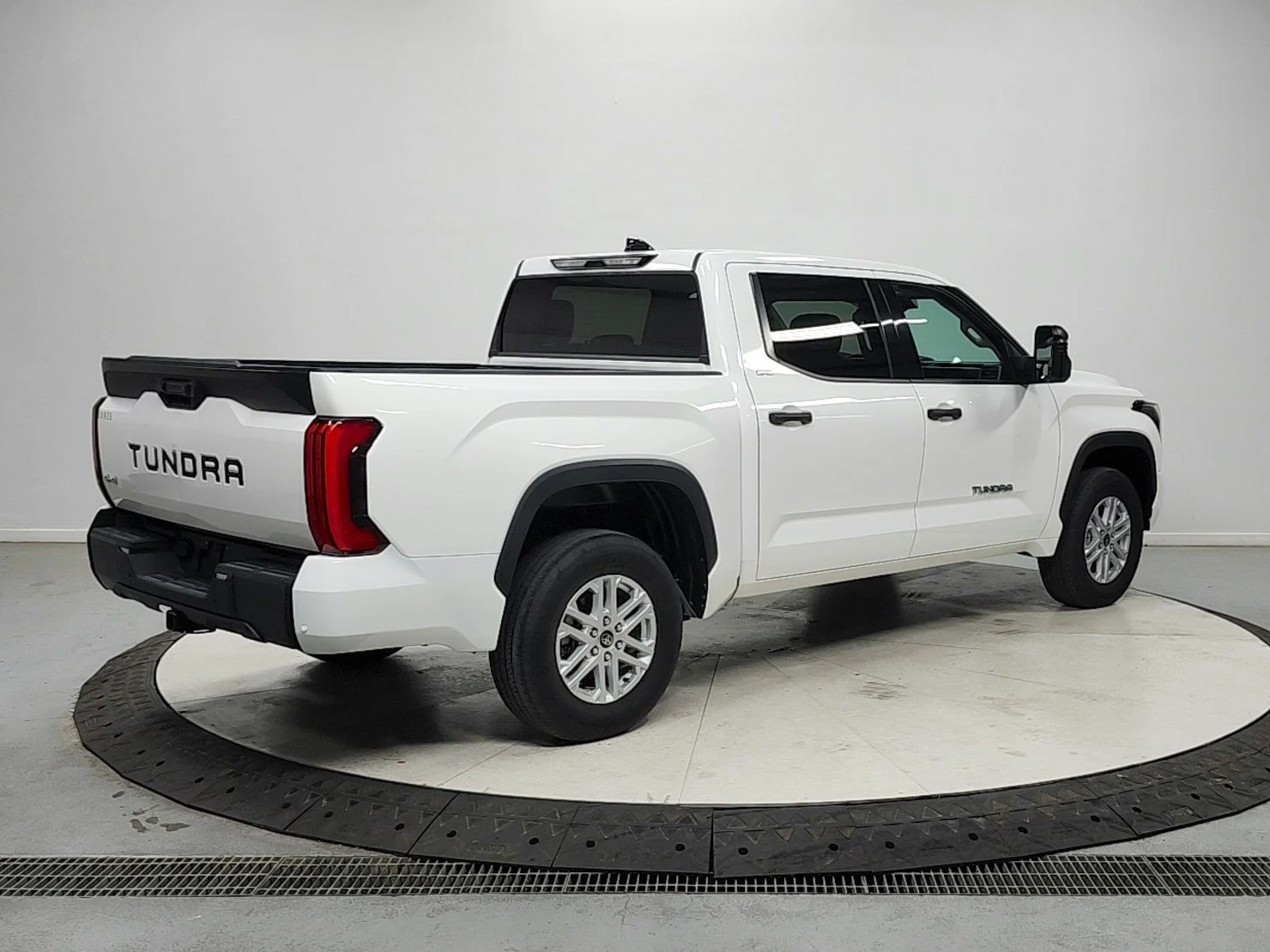 Used 2022 White Toyota SR5 image 7