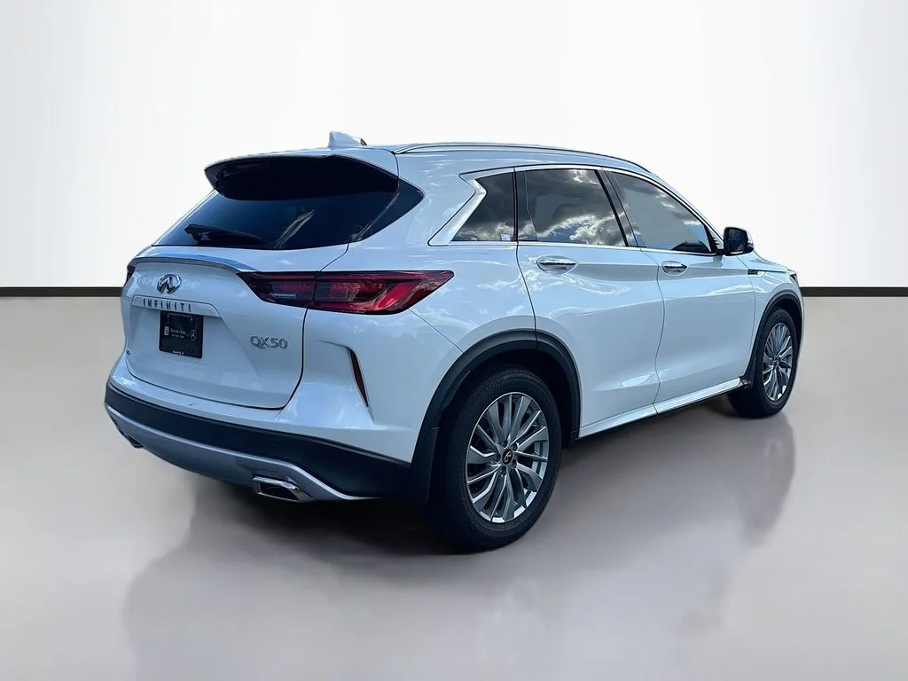Used 2023 White INFINITI LUXE image 3