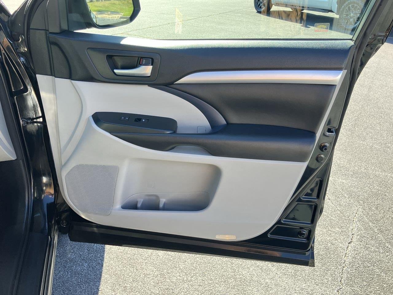 Used 2017 Black (Midnight Black Metallic) Toyota XLE AWD image 37
