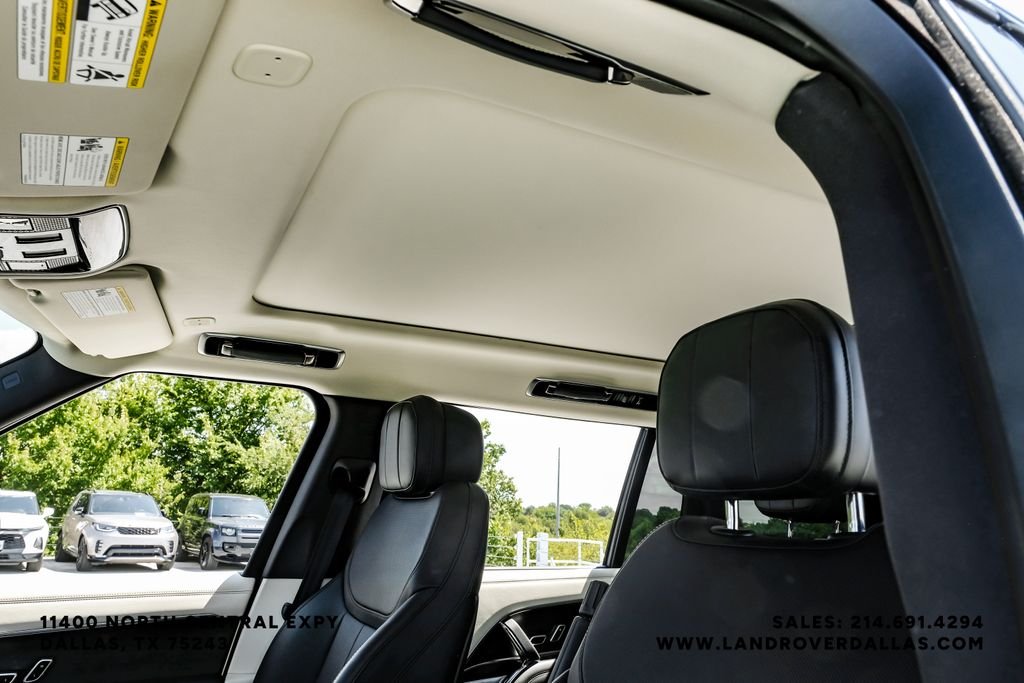 Used 2022 White Land Rover SE image 21