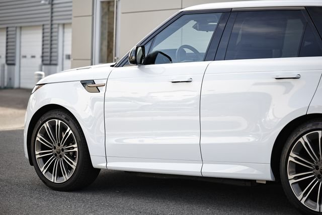 New 2026 Fuji White Land Rover Dynamic SE image 8