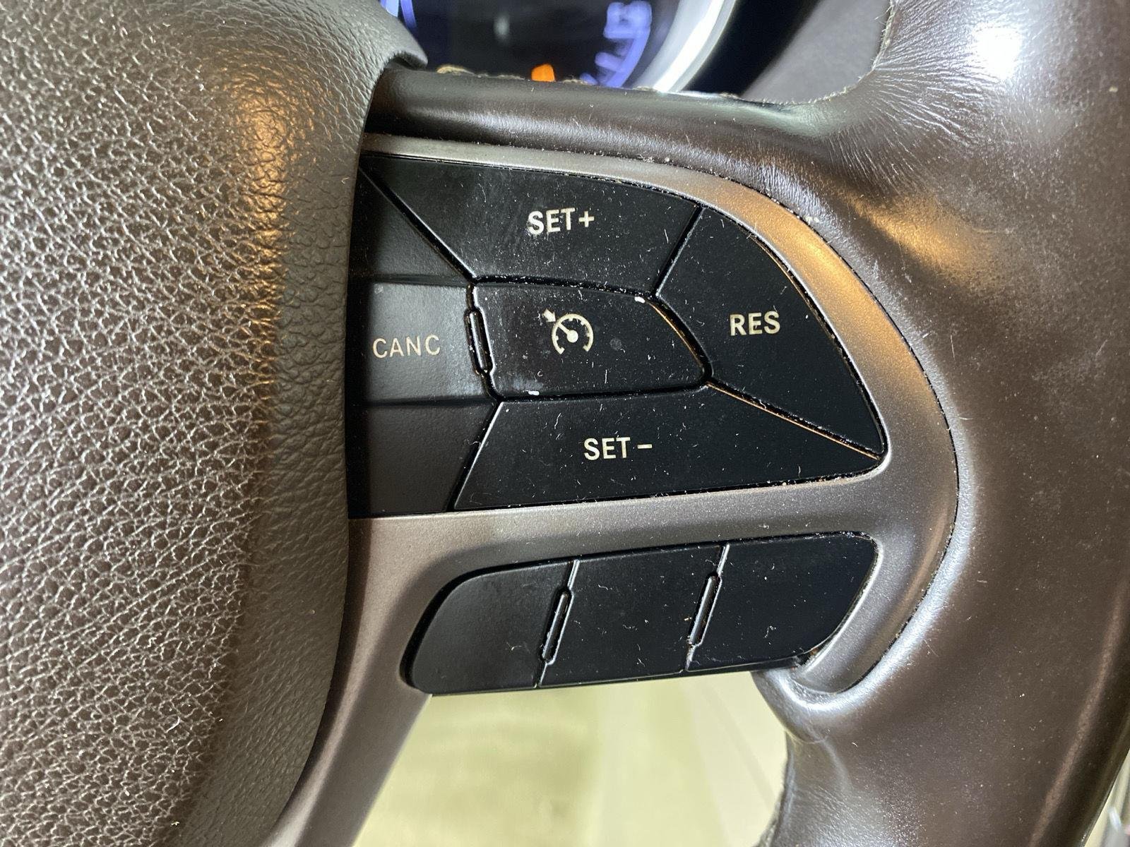 Used 2020 Diamond Black Crystal Pearlcoat Jeep Overland image 26