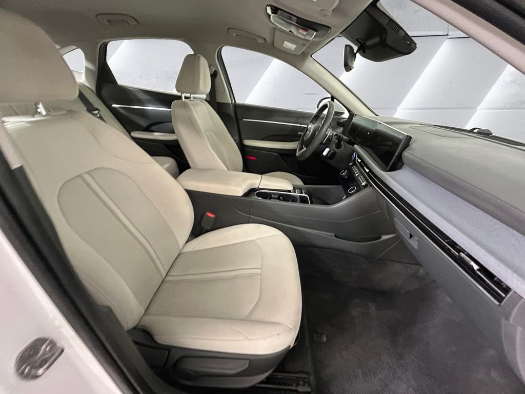 Used 2024 White Hyundai SEL image 13