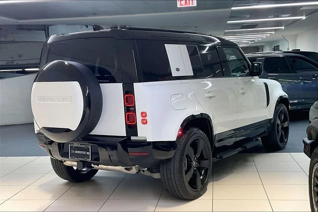 Used 2024 White Land Rover X-Dynamic SE image 10