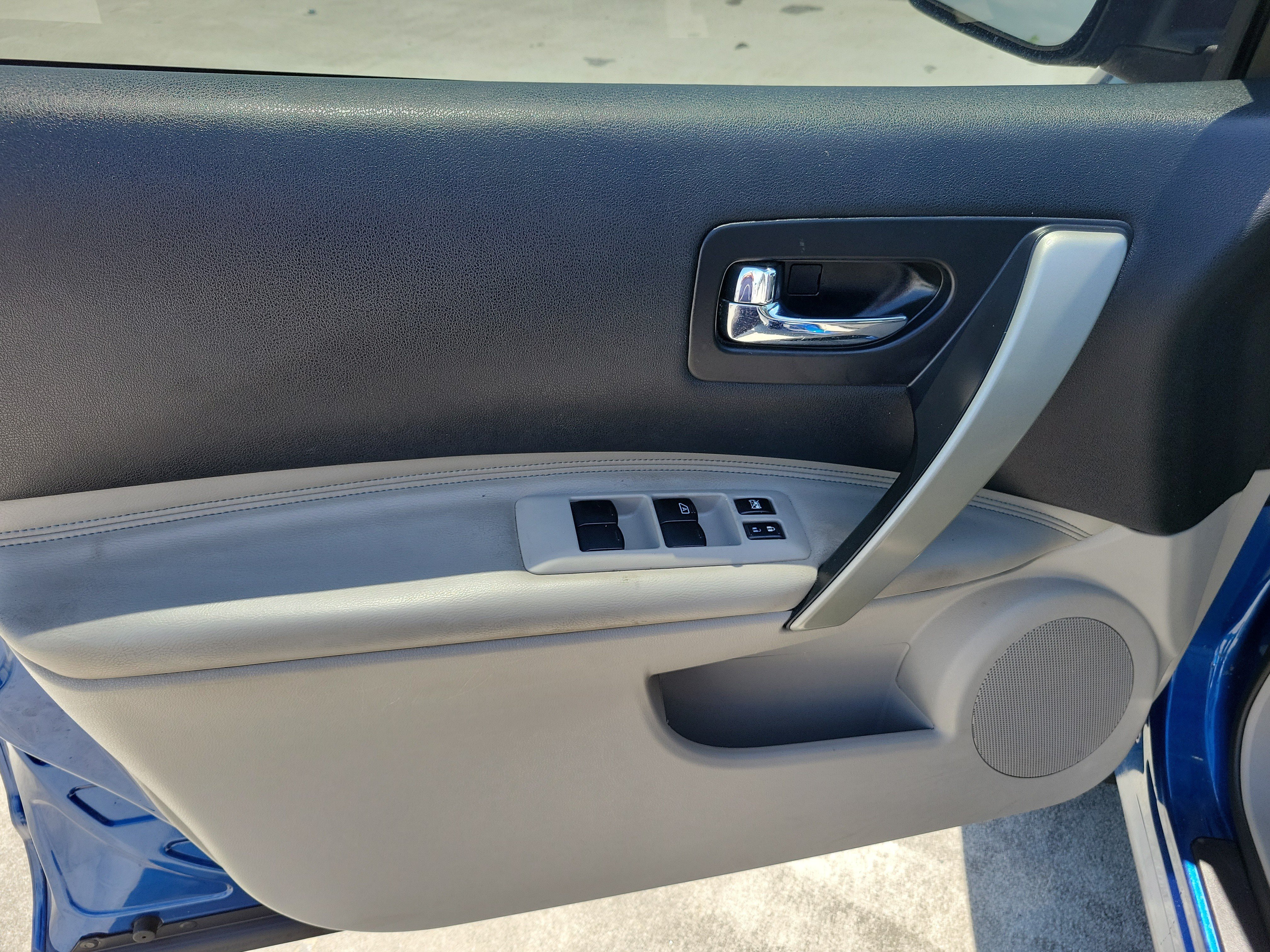 Used 2011 Indigo Blue Nissan SV image 19