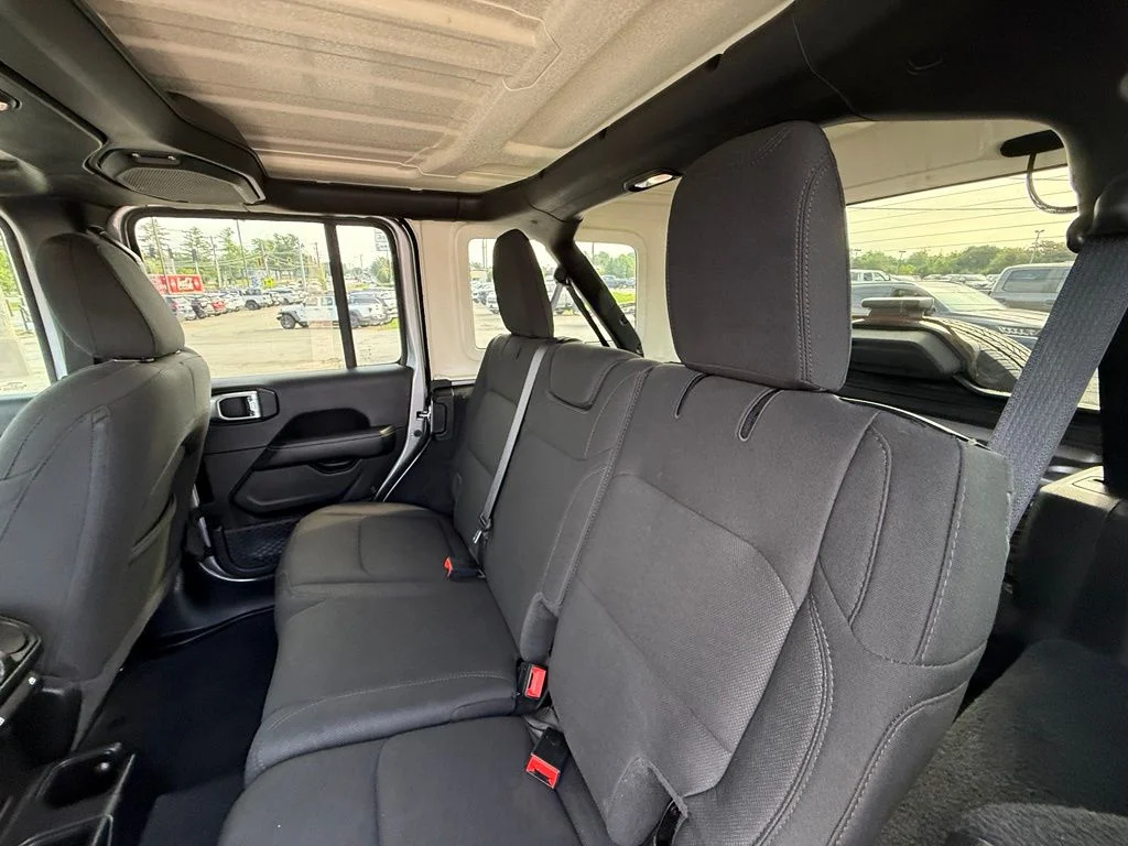 Used 2020 Silver Jeep Unlimited Sahara image 25