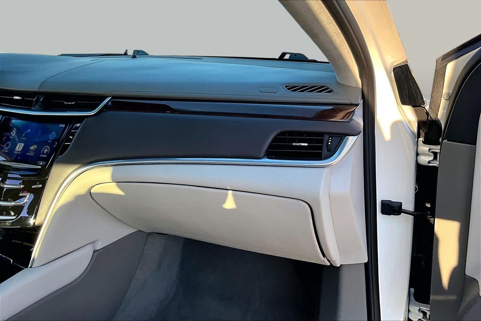 Used 2014 White Diamond Tricoat Cadillac Platinum image 18