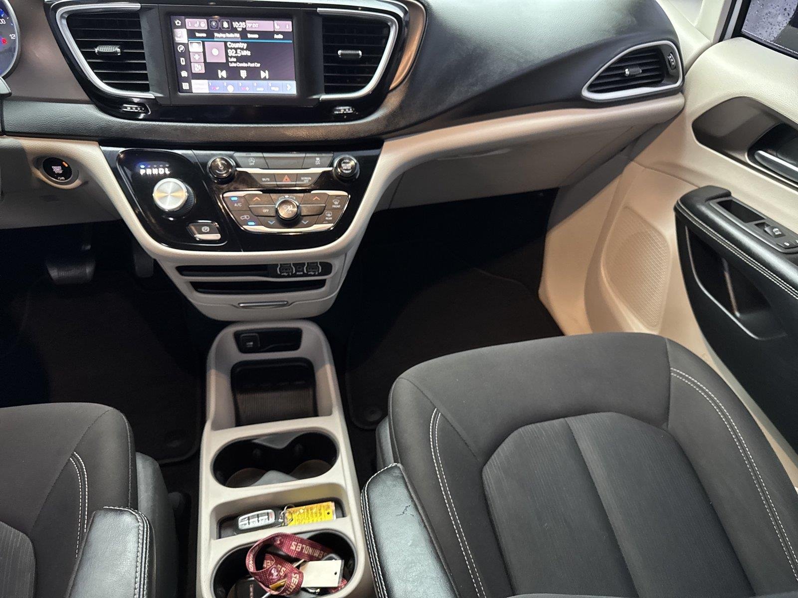 Used 2022 WHITE Chrysler LX image 16