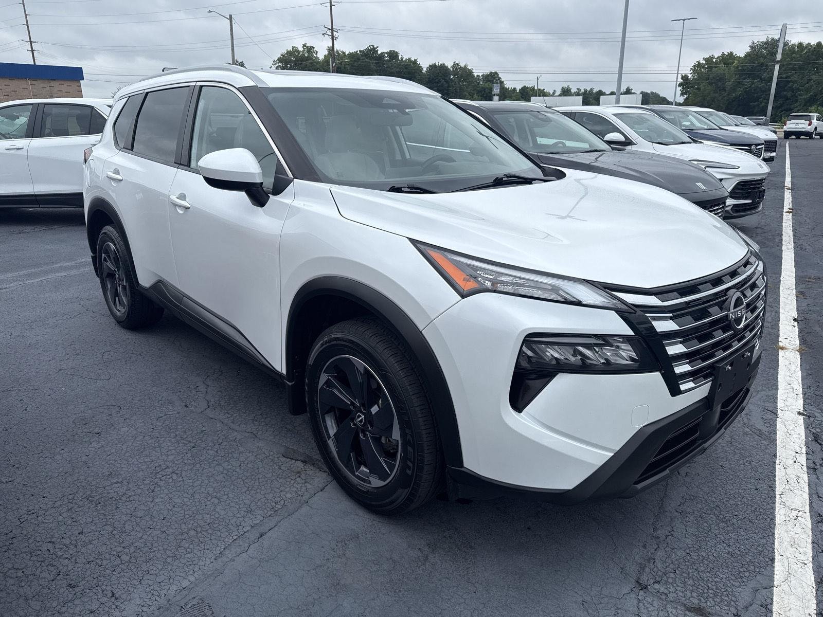 Used 2024 Everest White Pearl Nissan SV image 5