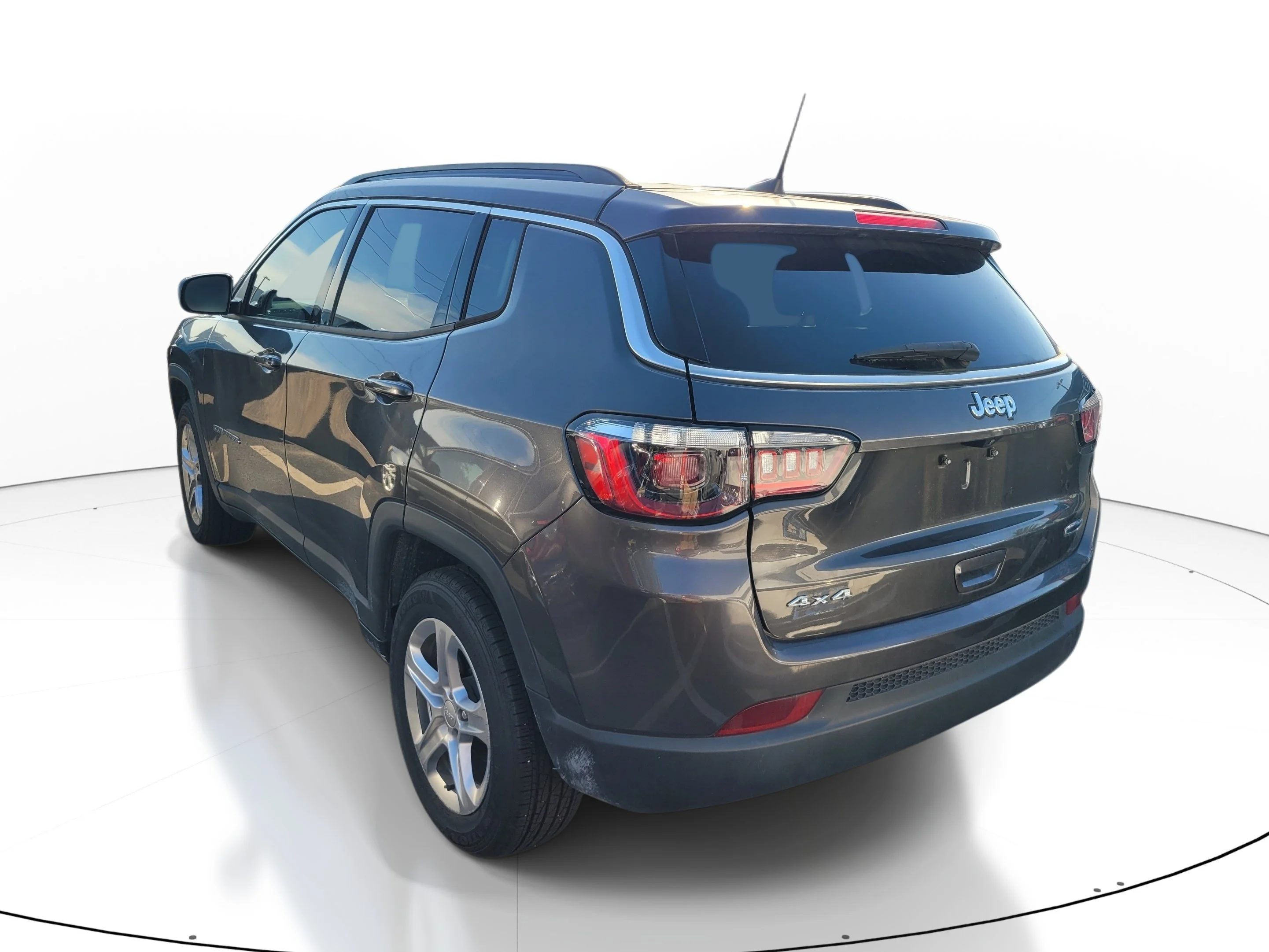 Used 2023 Granite Crystal Metallic Clearcoat Jeep Latitude image 6