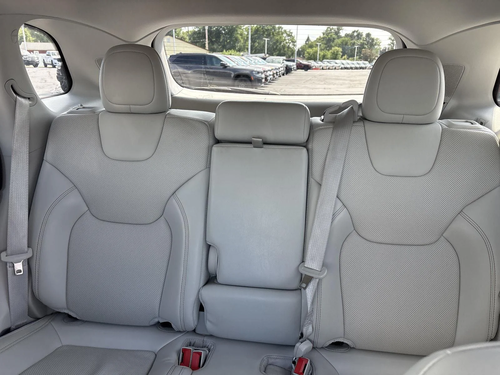 Used 2021 Bright White Clearcoat Jeep Latitude Lux image 24
