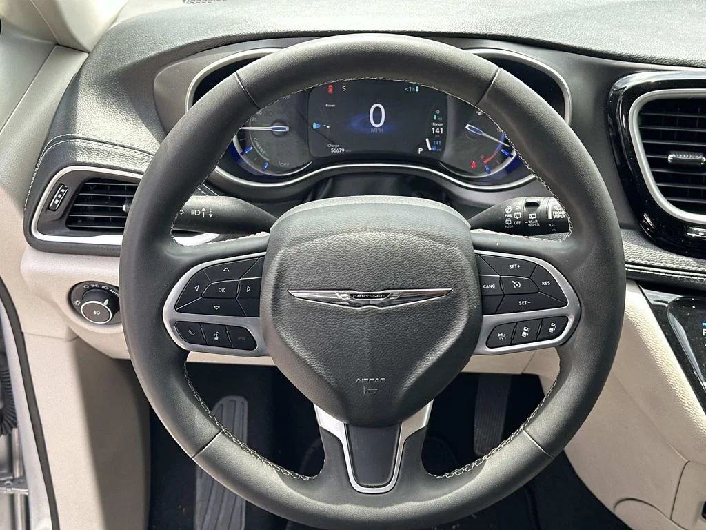 Used 2023 Silver Chrysler Touring L image 21