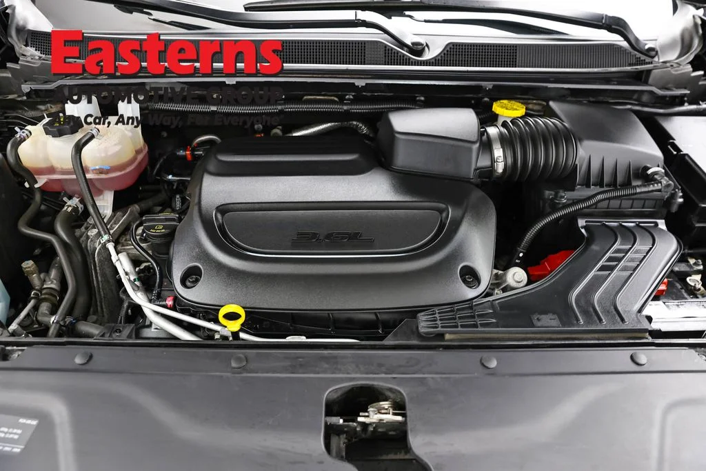 Used 2023 Black Chrysler Touring L image 7