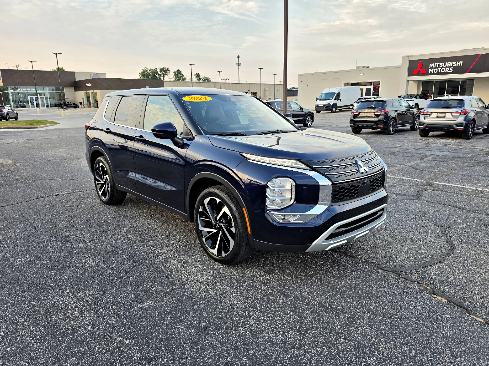 Used 2024 Cosmic Blue Metallic Mitsubishi SE image 4