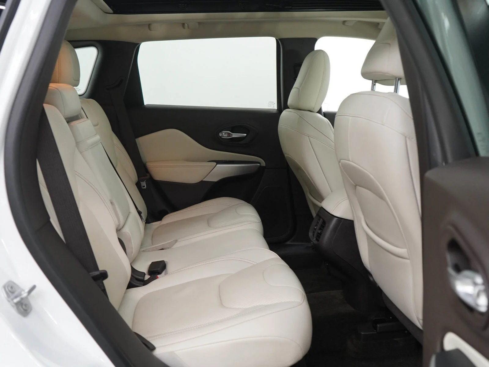 Used 2016 Bright White Clearcoat Jeep Overland image 12