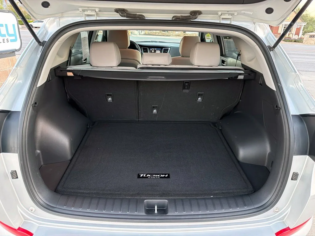 Used 2018 Silver Hyundai SEL image 21