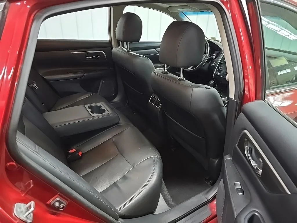 Used 2015 Red Nissan 3.5 SL image 18