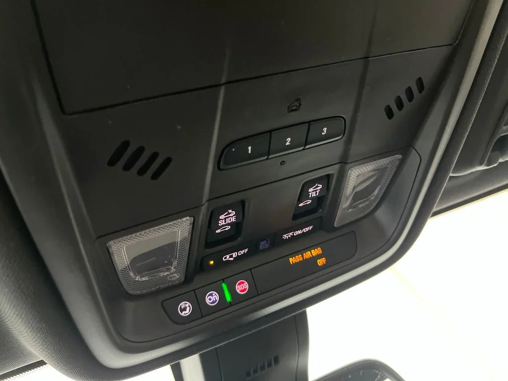 Used 2019 White Buick Avenir image 17