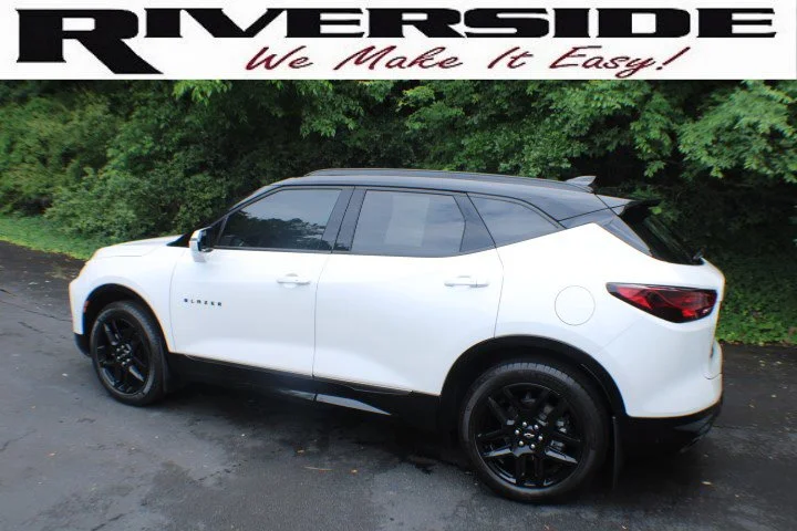 Used 2023 Iridescent Pearl Tricoat Chevrolet RS image 3